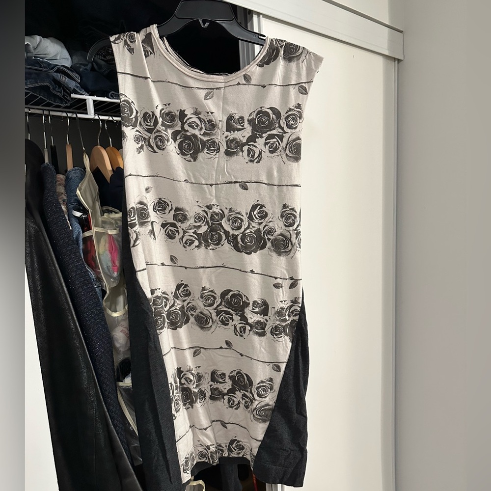 55DSELLE Black and Grey rose Print dress 2/50$